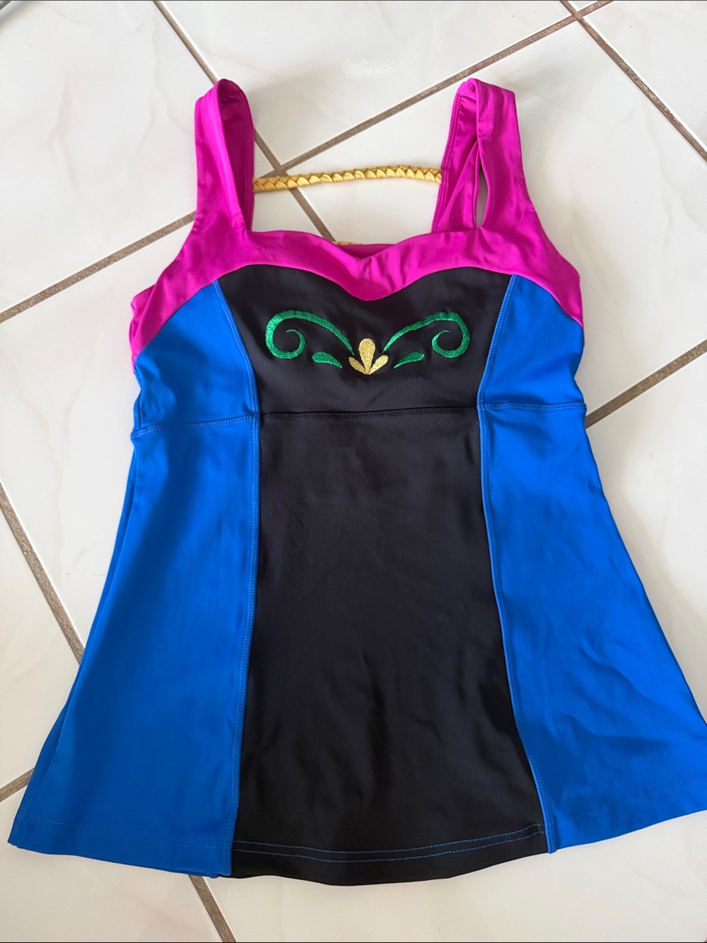 EUC Crowned Athetics Snow Sister Collection Athletic Top size M
